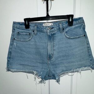 💙Abercrombie & Fitch High Rise Mom Shorts | Light Wash | Size 32 (14)